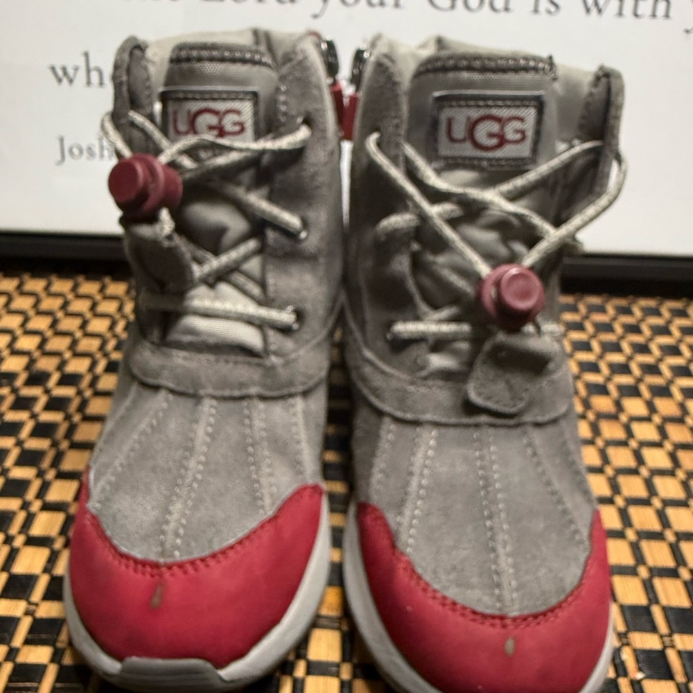 UGG Kids Gray and Red Boots Boys SZ13 Box3